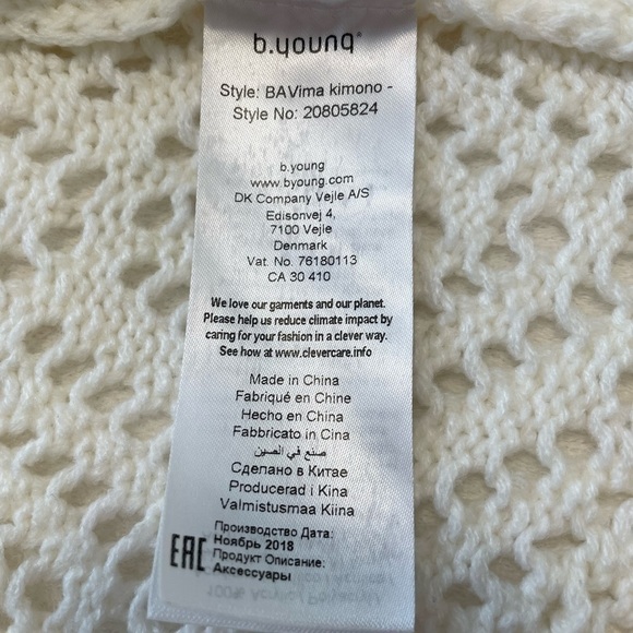 𝅺B. Young Knitted Vest - Size Medium - Picture 4 of 7